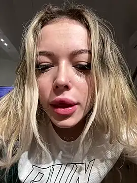 Snapshot of KylieJoyce chatting on 01-08-25, 12:06 KylieJoyce online show from 01-08-25, 12:06