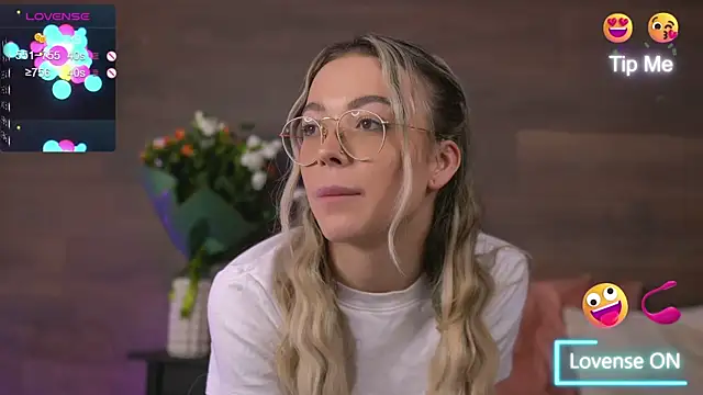 Snapshot of KylieJoyce chatting on 01-10-25, 04:44 KylieJoyce online show from 01-10-25, 04:44