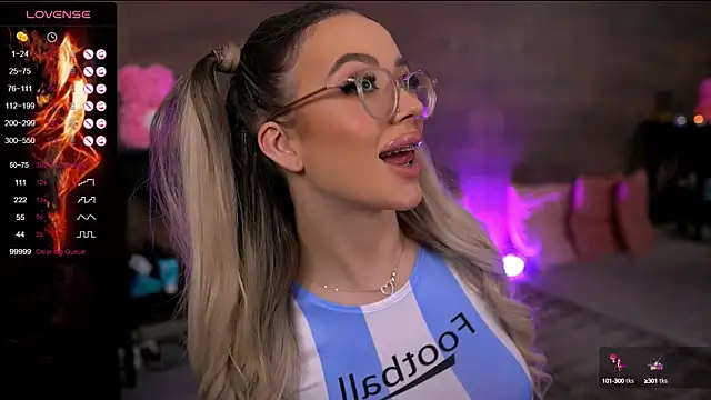 Snapshot of KylieJoyce chatting on 02-09-25, 08:34 KylieJoyce online show from 02-09-25, 08:34