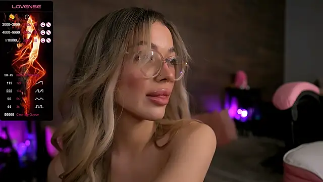 Snapshot of KylieJoyce chatting on 02-24-25, 02:40 KylieJoyce online show from 02-24-25, 02:40