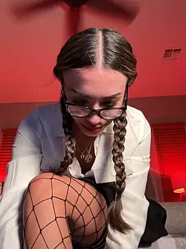 Snapshot of TinyMimi chatting on 10-26-25, 01:00 TinyMimi online show from 10-26-25, 01:00