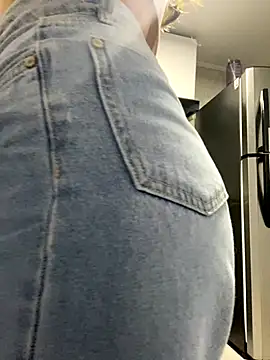 Snapshot of AbyThompson chatting on 10-21-25, 11:22 AbyThompson online show from 10-21-25, 11:22