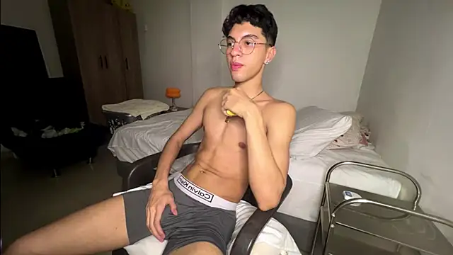 Snapshot of Angelligth chatting on 11-18-25, 04:39 Angelligth online show from 11-18-25, 04:39