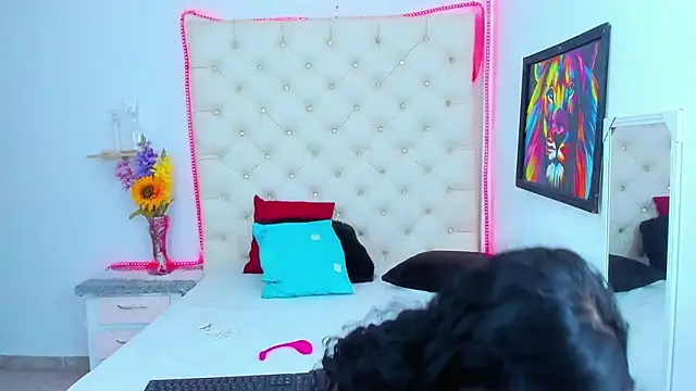 Snapshot of DAFNNEE_ROSS chatting on 01-12-25, 12:23 DAFNNEE ROSS online show from 01-12-25, 12:23