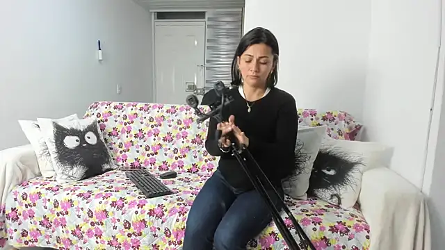 Snapshot of Emma_Jnes chatting on 02-13-25, 10:33 Emma Jnes online show from 02-13-25, 10:33