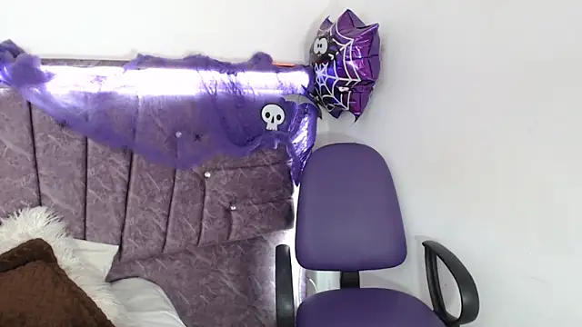 Penelope Fox14 online show from 10-25-25, 01:18