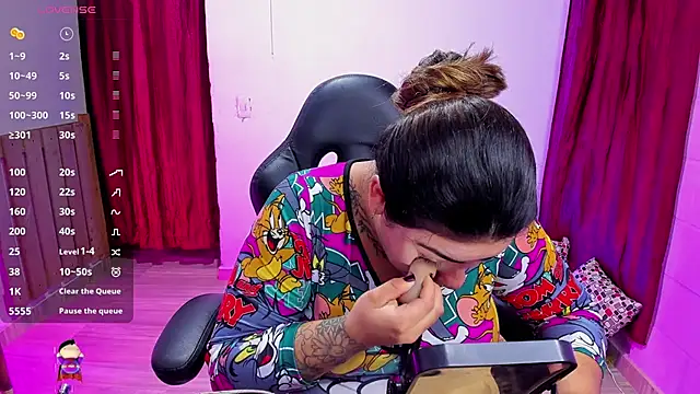 Snapshot of Sharon_hils chatting on 12-28-24, 01:17 Sharon hils online show from 12-28-24, 01:17