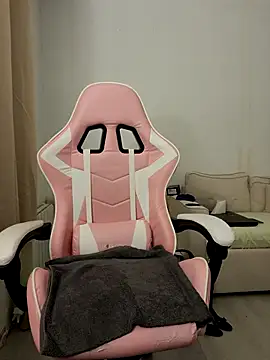 Snapshot of princess_katey chatting on 10-15-25, 07:19 princess katey online show from 10-15-25, 07:19