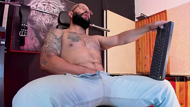 Snapshot of Luke__09 chatting on 04-16-26, 12:17 Luke 09 online show from 04-16-26, 12:17