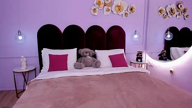 ZaraBloom online show from 03-18-25, 03:31