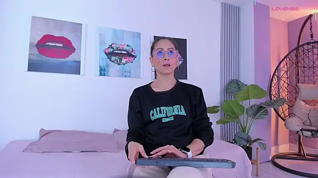 Angela donnato online show from 10-11-25, 03:17