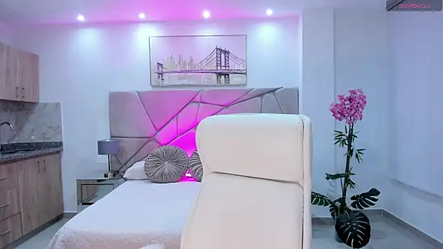 naomii campbell  online show from 10-14-25, 06:20