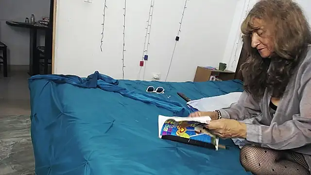 Snapshot of DominaLeona chatting on 02-15-25, 07:50 DominaLeona online show from 02-15-25, 07:50