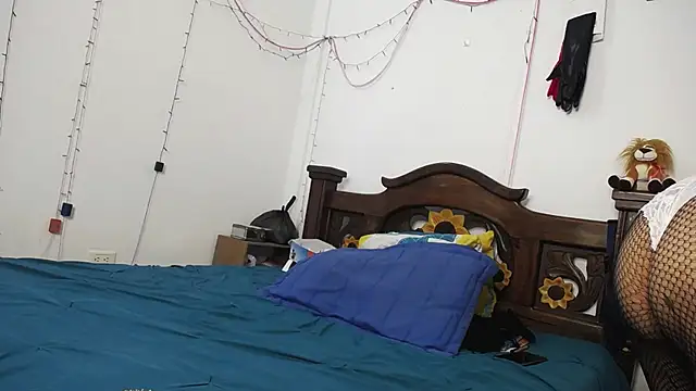 Snapshot of DominaLeona chatting on 02-17-25, 09:41 DominaLeona online show from 02-17-25, 09:41