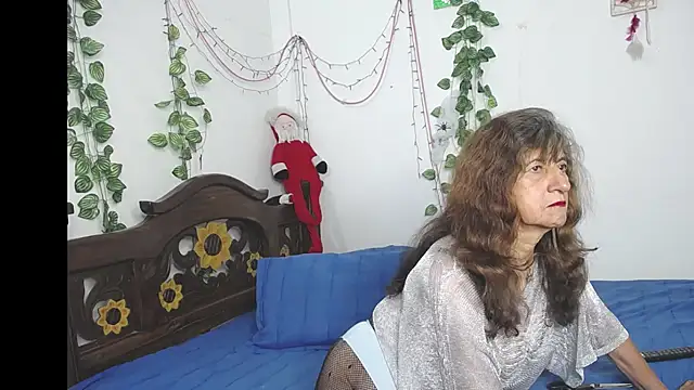 Snapshot of DominaLeona chatting on 11-19-25, 07:58 DominaLeona online show from 11-19-25, 07:58