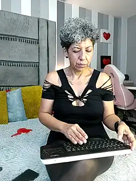 Julianewell online show from 12-15-25, 12:20