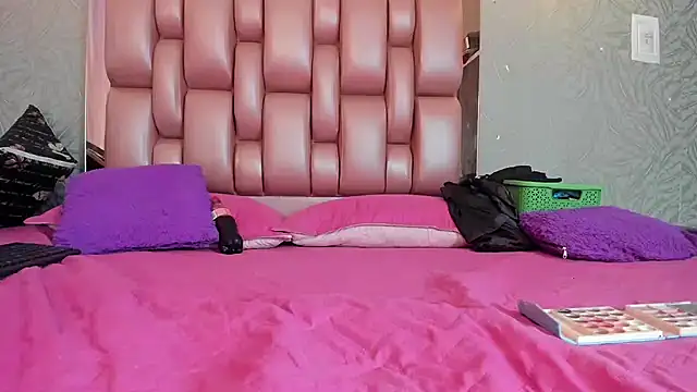 KOURTNEY-- online show from 12-19-25, 02:51