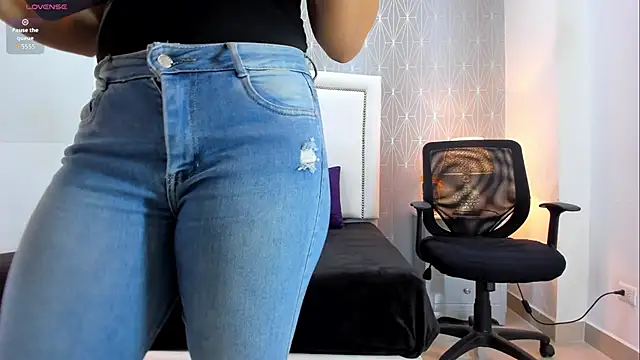 Snapshot of _Peach1_ chatting on 03-25-26, 02:01 Peach1 online show from 03-25-26, 02:01