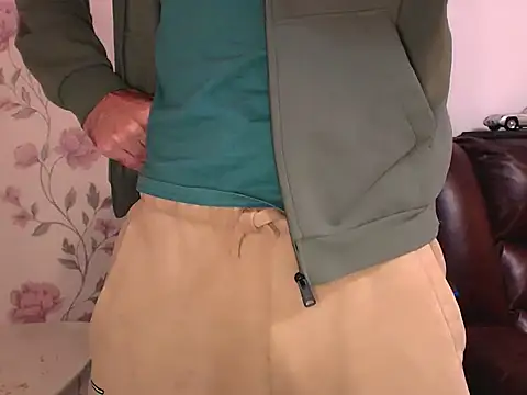 Snapshot of Leo_1617 chatting on 11-19-25, 11:32 Leo 1617 online show from 11-19-25, 11:32