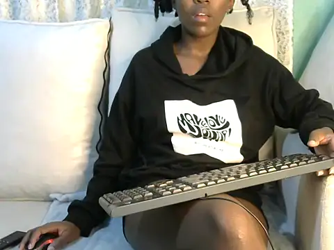 Snapshot of Caryyyl chatting on 11-08-25, 02:06 Caryyyl online show from 11-08-25, 02:06