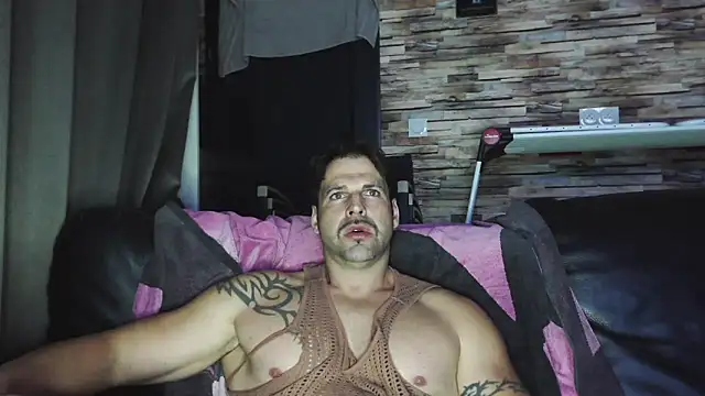 Snapshot of XxBigboybandxX chatting on 12-17-25, 07:09 XxBigboybandxX online show from 12-17-25, 07:09