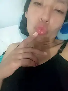 Snapshot of karolinee_66_ chatting on 12-03-24, 04:03 karolinee 66 online show from 12-03-24, 04:03