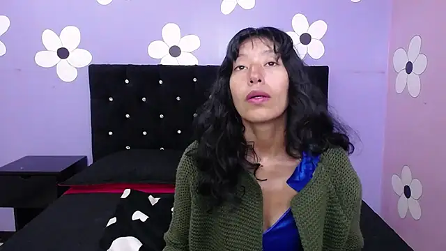 Snapshot of karolinee_66_ chatting on 02-25-26, 04:00 karolinee 66 online show from 02-25-26, 04:00