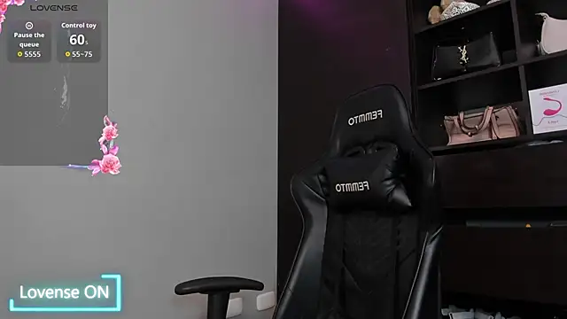 Snapshot of MeganDaviees chatting on 12-17-25, 11:11 MeganDaviees online show from 12-17-25, 11:11