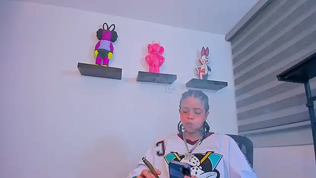 Snapshot of Gangster_Girl chatting on 11-10-25, 06:01 Gangster Girl online show from 11-10-25, 06:01