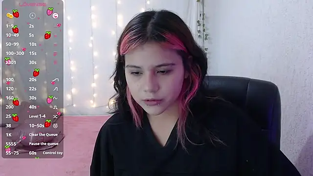 Snapshot of mixie_cute chatting on 01-19-25, 06:32 mixie cute online show from 01-19-25, 06:32