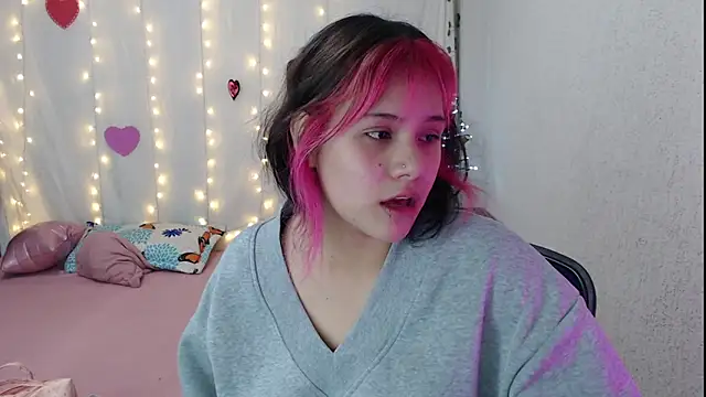 Snapshot of mixie_cute chatting on 02-23-25, 03:08 mixie cute online show from 02-23-25, 03:08