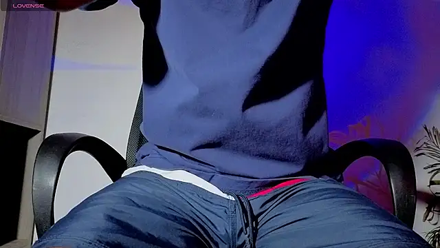 Snapshot of cameron_cum chatting on 10-21-25, 11:00 cameron cum online show from 10-21-25, 11:00