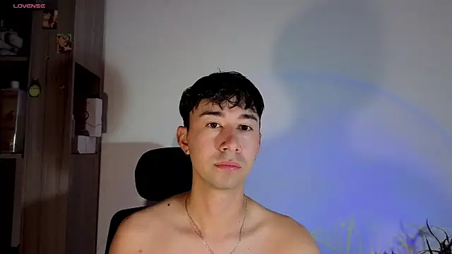 Snapshot of cameron_cum chatting on 10-22-25, 11:10 cameron cum online show from 10-22-25, 11:10