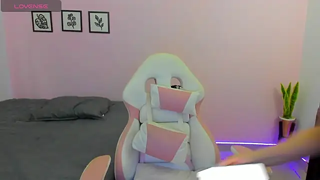 Snapshot of sophie_pazz chatting on 11-14-25, 08:40 sophie pazz online show from 11-14-25, 08:40