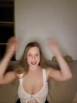 Snapshot of katiestevens chatting on 10-31-25, 10:11 katiestevens online show from 10-31-25, 10:11