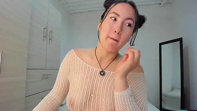 Elle Lee  online show from 11-20-25, 02:17