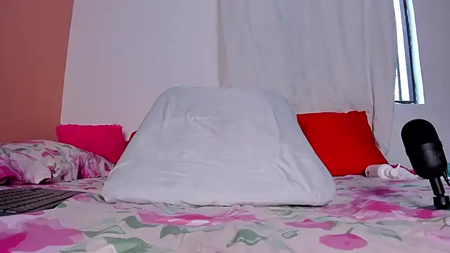 Snapshot of Miah_Smiithh chatting on 09-20-25, 12:39 Miah Smiithh online show from 09-20-25, 12:39