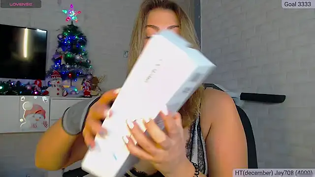 Snapshot of SuchCute chatting on 12-19-24, 03:18 SuchCute online show from 12-19-24, 03:18