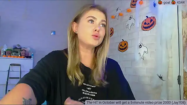 Snapshot of SuchCute chatting on 10-24-25, 02:52 SuchCute online show from 10-24-25, 02:52