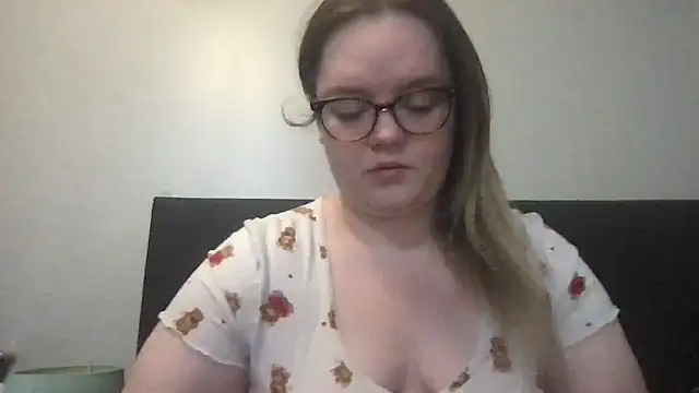 Snapshot of honeyyy24 chatting on 10-26-25, 06:25 honeyyy24 online show from 10-26-25, 06:25