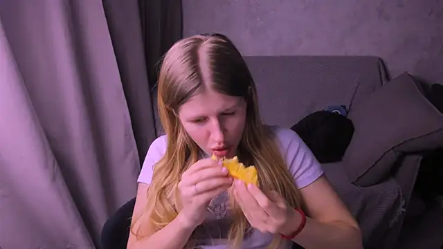 Snapshot of kirraa_ chatting on 01-19-25, 10:49 kirraa online show from 01-19-25, 10:49