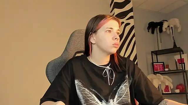 AliceSunday online show from 12-19-25, 01:56