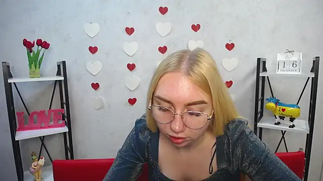 Snapshot of BeatriceFly chatting on 12-16-24, 12:16 BeatriceFly online show from 12-16-24, 12:16