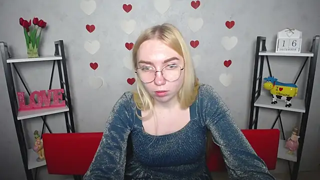 Snapshot of BeatriceFly chatting on 12-16-24, 04:38 BeatriceFly online show from 12-16-24, 04:38