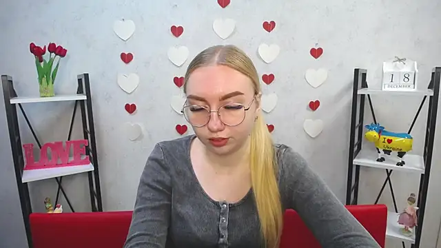 Snapshot of BeatriceFly chatting on 12-18-24, 09:14 BeatriceFly online show from 12-18-24, 09:14