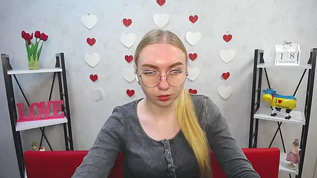 Snapshot of BeatriceFly chatting on 12-18-24, 12:18 BeatriceFly online show from 12-18-24, 12:18