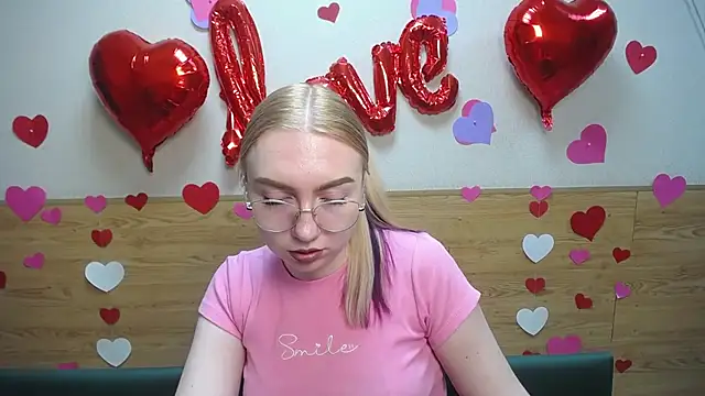 Snapshot of BeatriceFly chatting on 02-18-25, 09:21 BeatriceFly online show from 02-18-25, 09:21