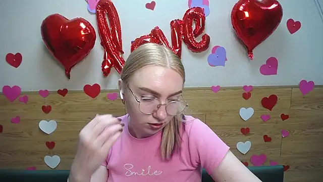 Snapshot of BeatriceFly chatting on 02-18-25, 12:28 BeatriceFly online show from 02-18-25, 12:28