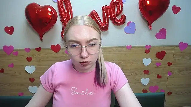 Snapshot of BeatriceFly chatting on 02-18-25, 03:32 BeatriceFly online show from 02-18-25, 03:32