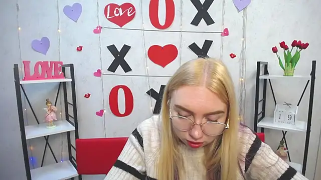 Snapshot of BeatriceFly chatting on 02-19-25, 01:28 BeatriceFly online show from 02-19-25, 01:28
